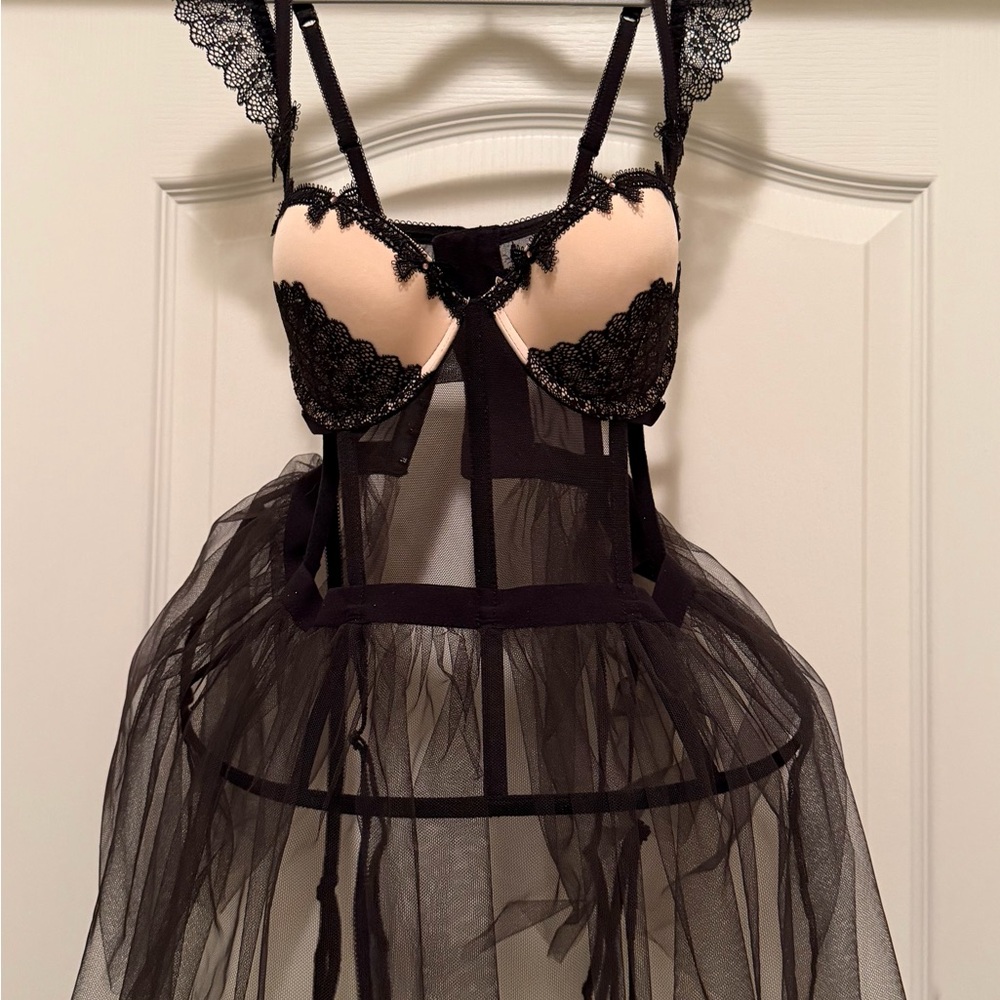 NWT Victoria Secret Elegant Black and Cream Lace Lingerie Set. 34C